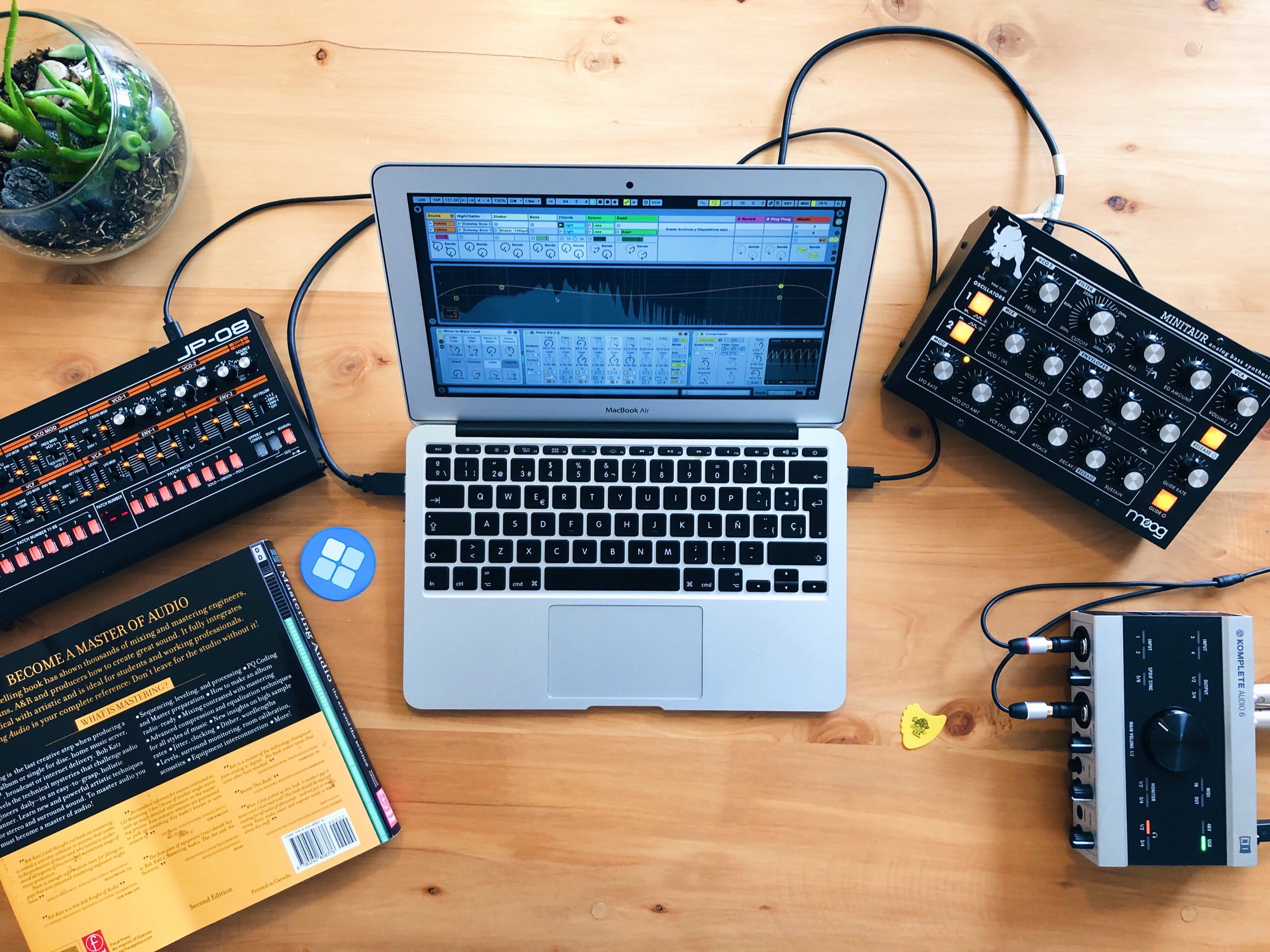 Roland JP-08, Live y Moog Minitaur.