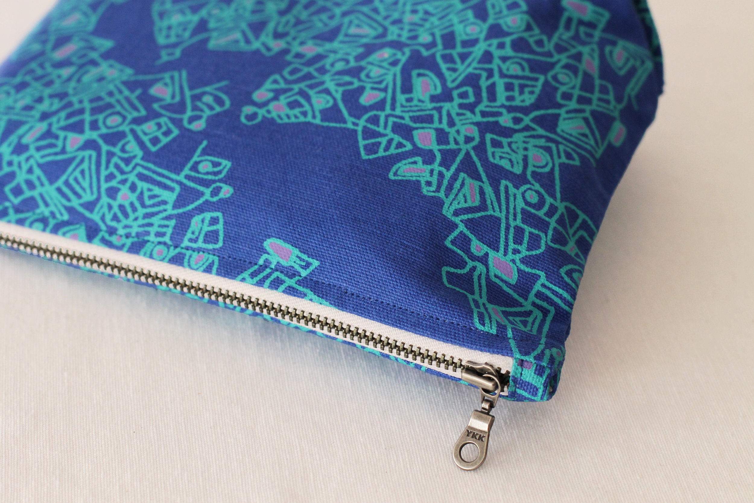 Pouch Rome Blue Detail.jpg