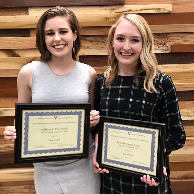 Congrats to lab members @emma.h.neal and @hannahriley423 on graduating from @vanderbiltu!!🎉🎉🎓🎓 #WomeninSTEM #PowerCoupleGoals #WillScienceforDonuts #Lippminions #KeepingUpWithTheLippmannLab @vanderbiltengineering