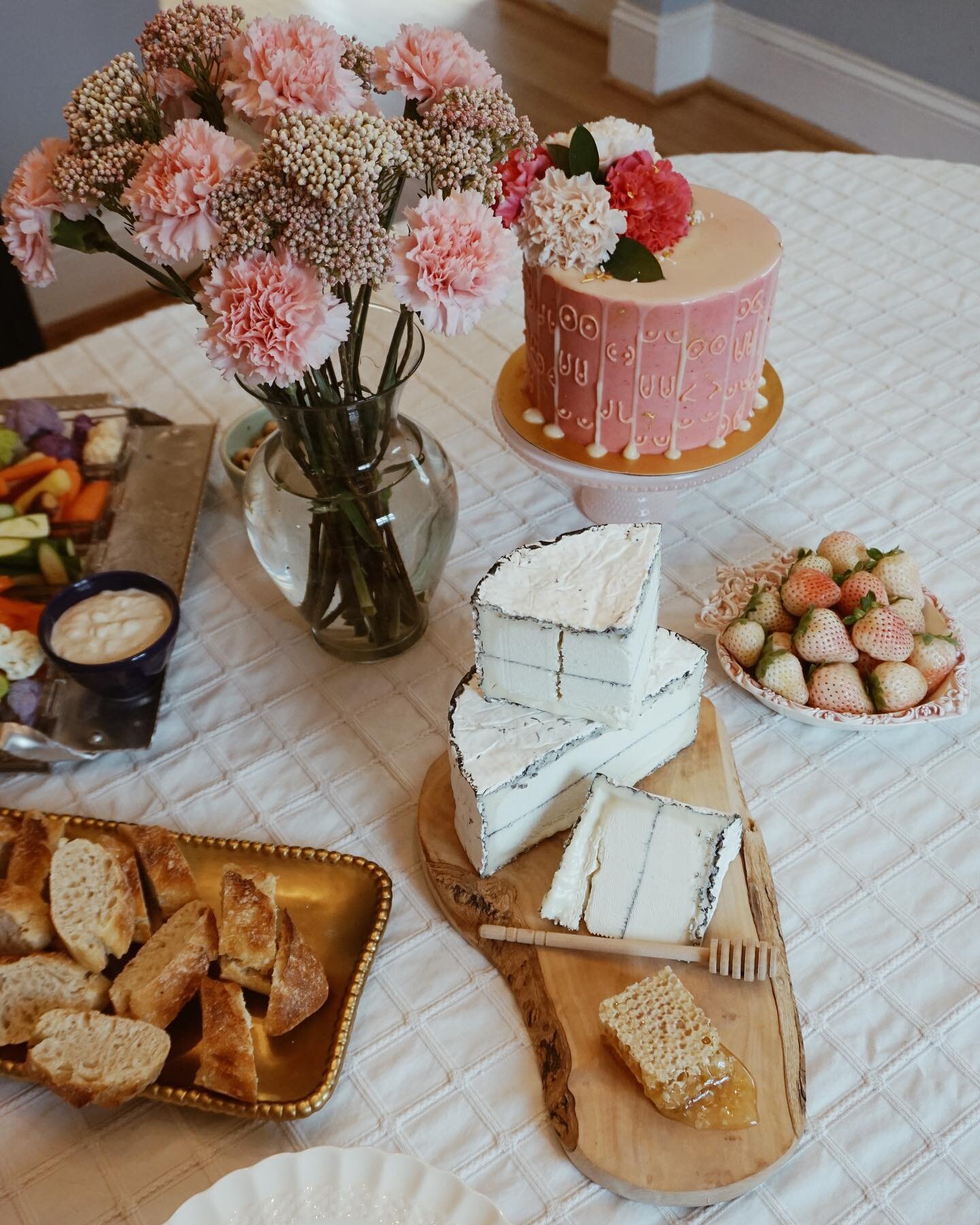 We can&rsquo;t think of a better way to welcome spring than a girly 💗get together with our besties and everyone&rsquo;s favorite guest, Humboldt Fog 🌸🥂🧀
&bull;
&bull;
&bull;
#CypressGroveAmbassadors #MyHumboldtFogFeeling
#adventure #cheese #foodb