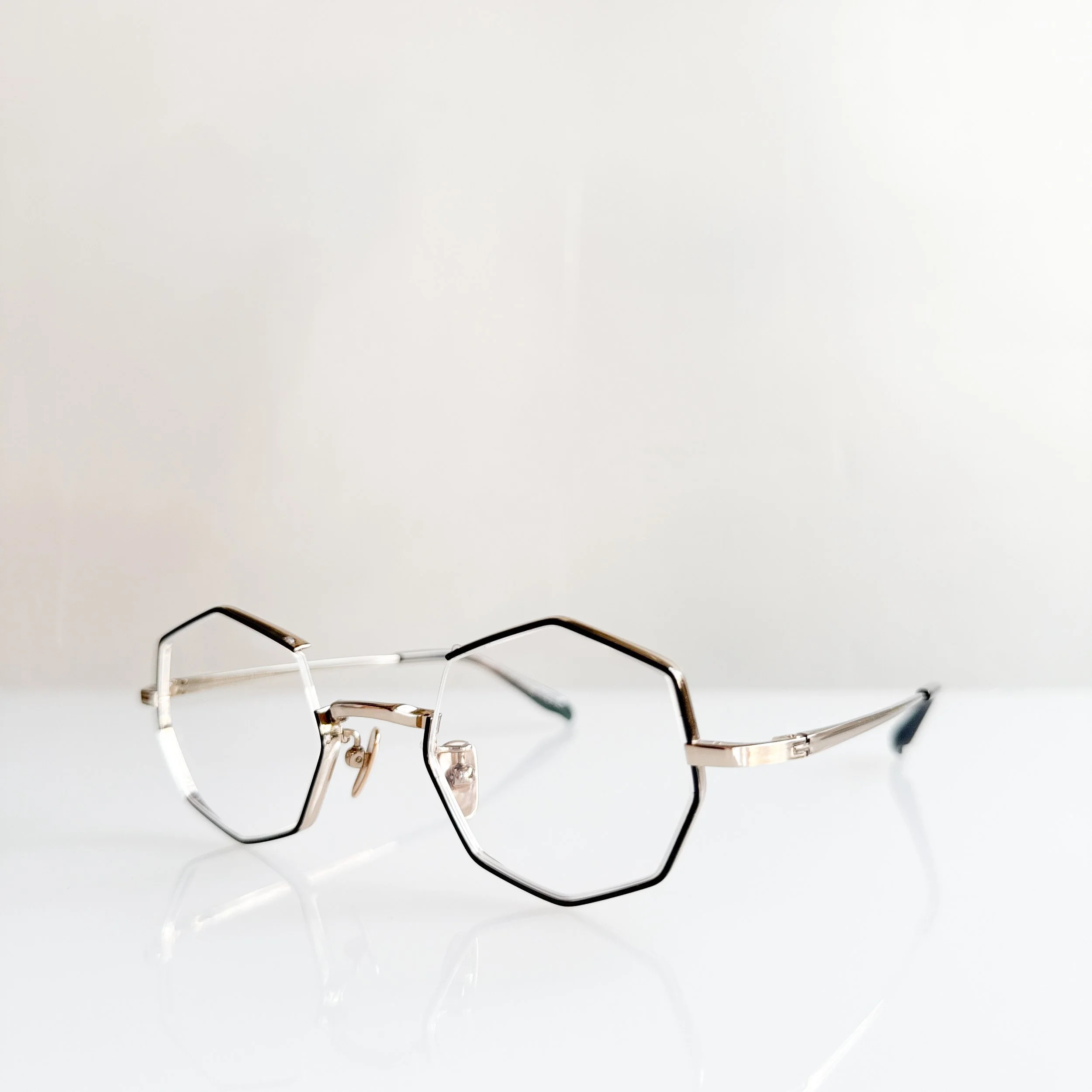 yoshinori-aoyama-ya-021-col-02-black-gold-octagon-glasses-3.jpg