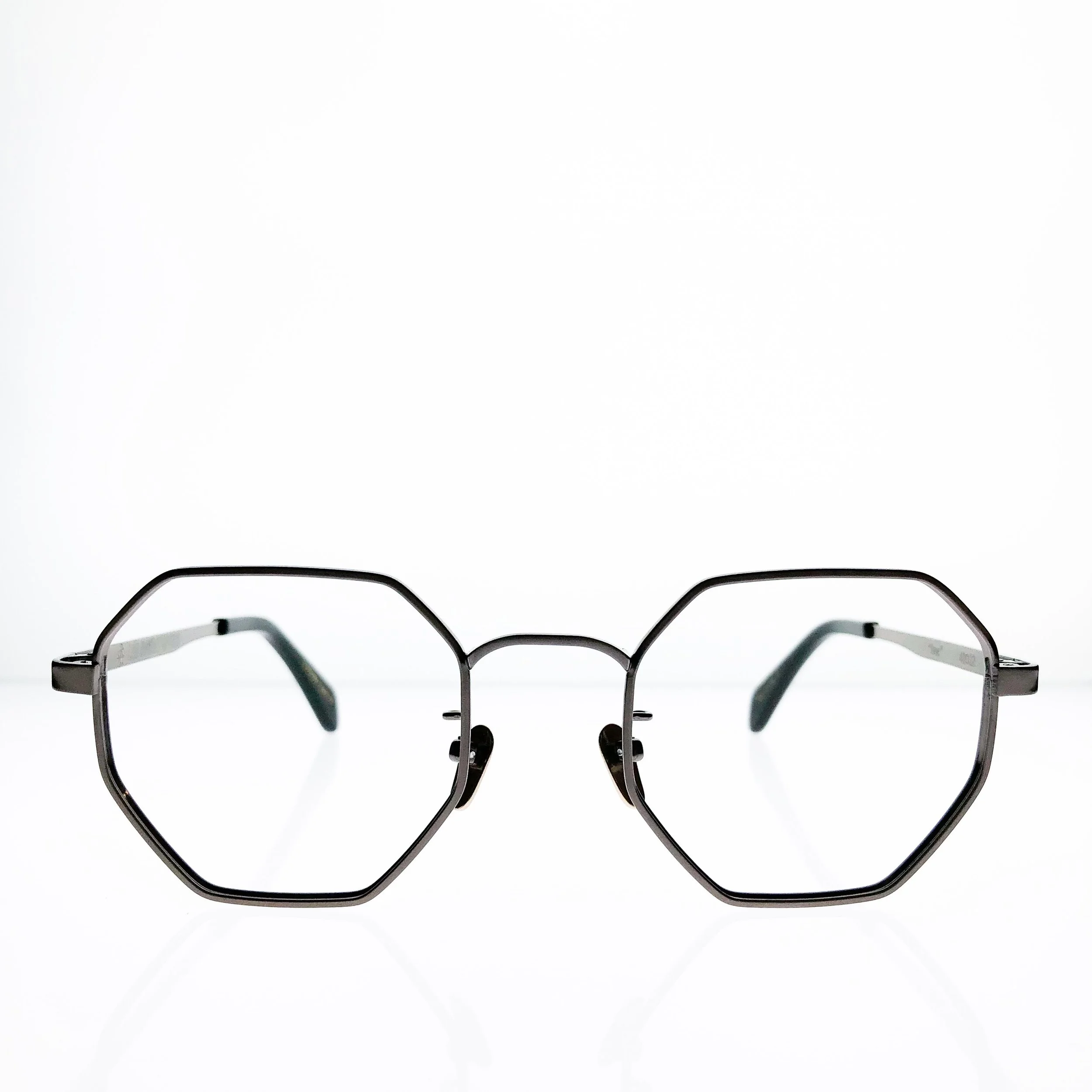 lab-rabbit-avec-gun-metal-vintage-style-frames-eyeglasses.JPEG