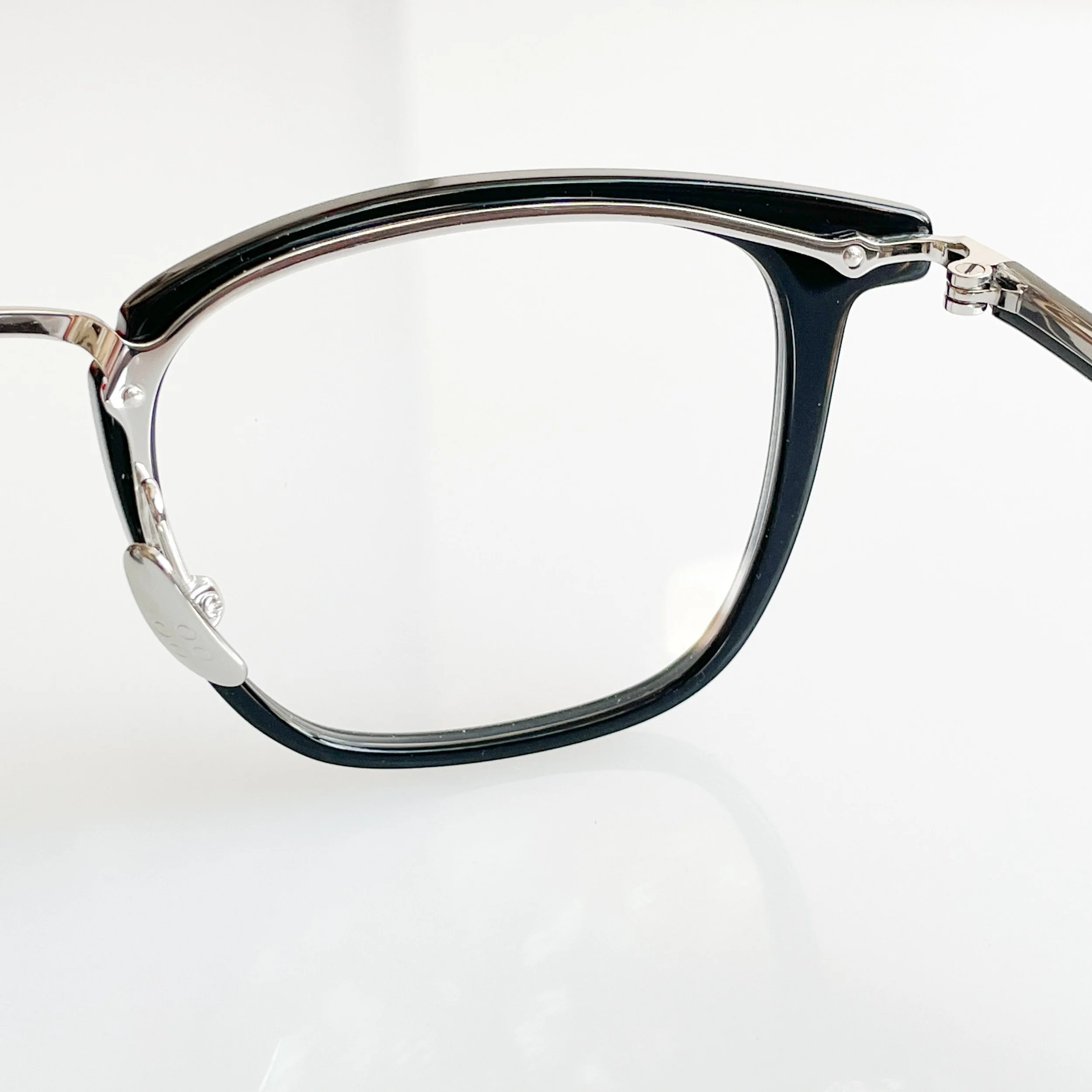 yellows-plus-elbart-c1w-black-silver-top-eyewear-brands-2024-5.jpg