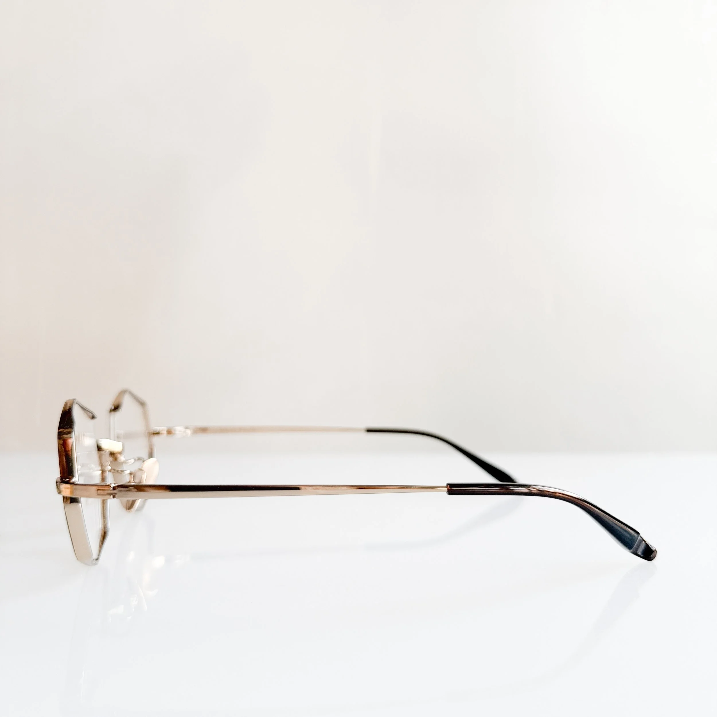 yoshinori-aoyama-ya-021-col-02-black-gold-octagon-glasses-2.jpg