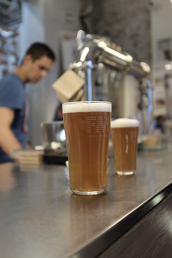 Labai gardus alus Fabrica Maravillas. Ir labai gardžios žalios alyvuogės čia buvo. Tasty and refreshing beer at Fabrica Maravillas . They offer olives ar peanuts to go along with your beer. Green olives was super delicious.