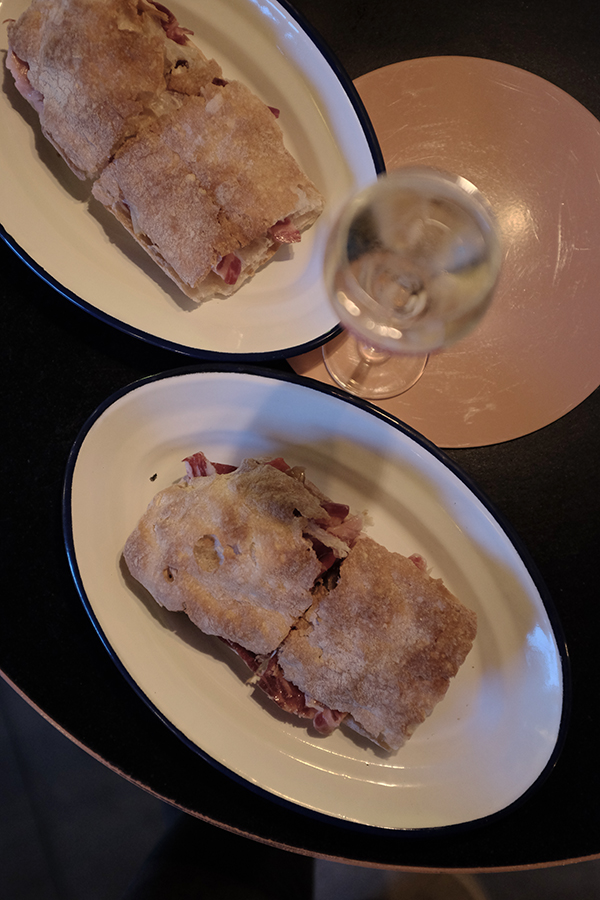 Bocadillo de Jamón y Champán. Skaniausios bocadillo's kada tik esu ragavusi. Dvi plonos duonos riekės su traškia plutele, kreminis sūris, orkaitėje keptos paprikos ir žinoma ibérico kumpis. Bocadillo de Jamón y Champán . Bet bocadillo ever. Thin crispy slices of bread, cream cheese, roasted peppers and jamón ibérico.