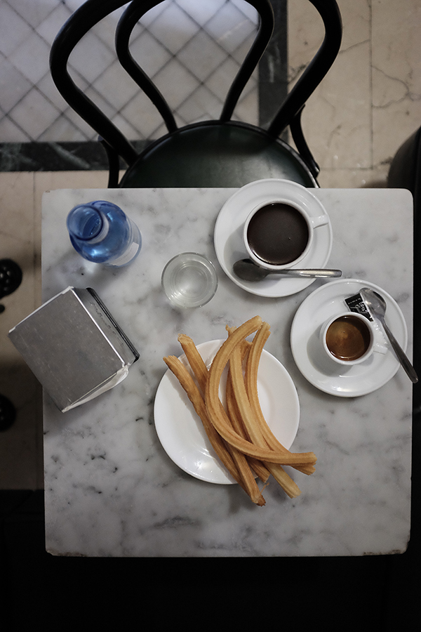 Chocolatería San Ginés. Tirštas, tamsus, stipraus skonio šokoladas ir Churros. Porcija vienam gerokai per didelė. Chocolatería San Ginés. Thick, dark, strong chocolate and the churros . The portions are pretty big, so it's definitely possible to share with someone.