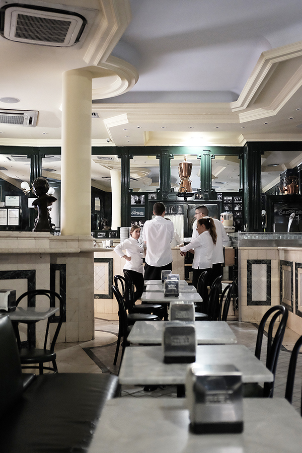 Chocolatería San Ginés. Ispūdingas autentiškas interjeras - veidrodinės sienos, daugybė įžymybių nuotraukų, dominuojanti žalia spalva ir marmuriniai stalai. Bei niekur neskubantis personalas. Chocolatería San Ginés. Spectacular interior is decorated with mirrors and green wood panels, with green seats and marble tables. And easy going staff.
