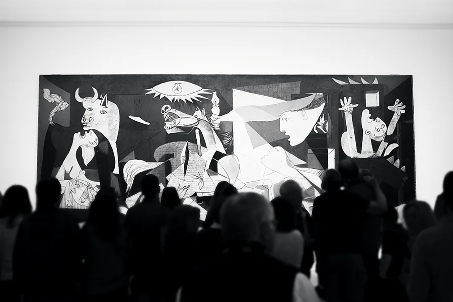 Štai ji - Guernica! Dėl jos vykau į Madridą, Ir ji buvo nuostabi! Na tik taip gavosi, kad turputį "susimoviau". Na ką aš žinau, niekas manęs neįspėjo, kad fotografuoti negalima. Išsitraukiau kamerą, blykstės niekad nenaudoju, tai sau ramiai ir šaudžiau. Tik kad šoko prie manęs du apsauginiai šaukdami senjora, senjora... Aš visa išraudau, mikčiojau disculpe, kamera paslepiau ir sprukau į kitą salę... And there's Guernica! I went to Madrid to see this masterpiece. And it was awesome! I wasn't very decent tourist and made few shots of the picture, even though it was prohibited. I actually didn't notice signs till security came shouting at me :) And I wasn't using flash, but appears that no photo at all, so enjoy a sneak peak.