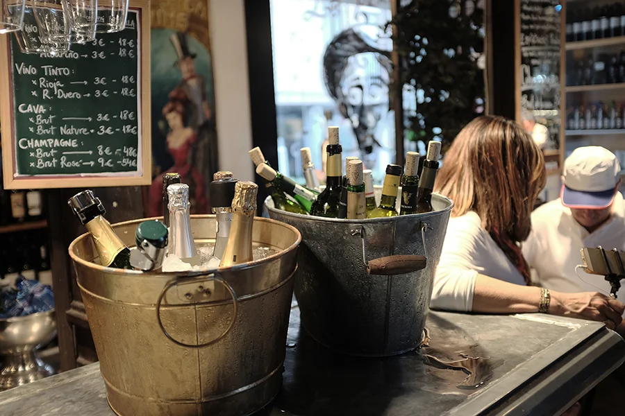 Mercado de San Miguel . Tai dar viena vieta, kurią privalu aplankyti Madride. Nuostabus turgus su dideliu įvairių ir gėrimų pasirinkimu. Jūros gėrybės, sūriai, alyguogės. Vietiniai vynai, vermutas, alus, šampanas. Ir žinoma desertai. Mercado de San Miguel . One more spot must to go in Madrid. Great market with a fabulous selection of tapas and drinks. Everything from seafood to cheese, olives to vermouth, beer, wine, champagne and to desserts. Just walk around and have a few bites of everything!