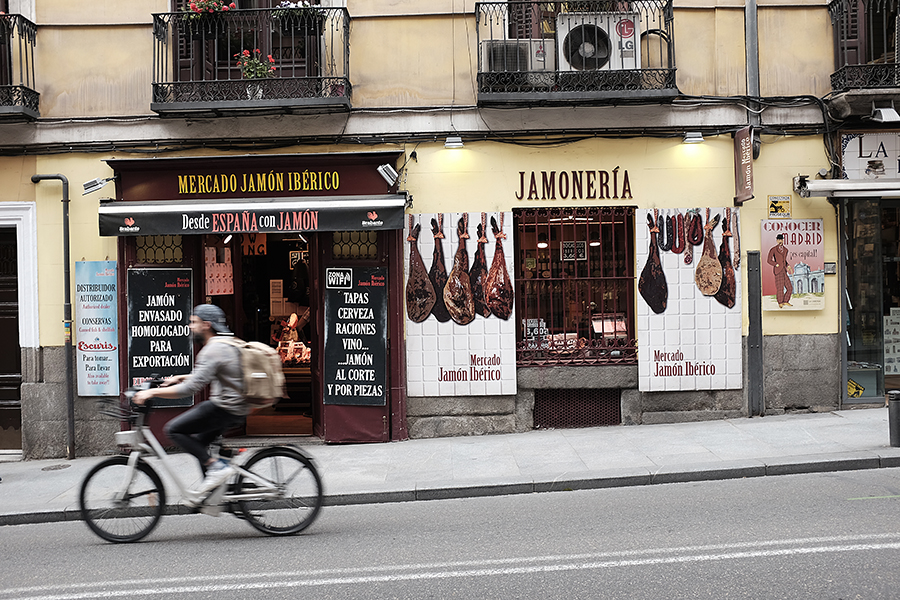 Jamoneria . Manau, kad esu gana lakios vaizduotės, bet Ispanijos be kumpio negaliu įsivaizduoti... Jamoneria. I think I have good imagination but I can't imagine Spain without ham...