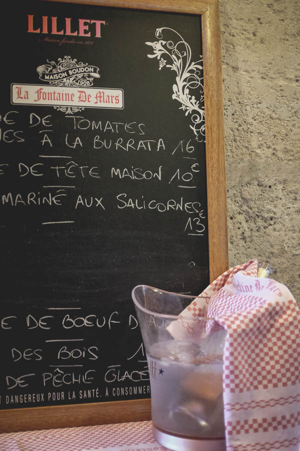 La Fontaine de Mars. Tai buvo mano pirma vakarienė kelionės metu. Užkandžiui užsisakiau pomidorų salotas su burrata, kurios buvo geros. Pagrindiniam patiekalui - jautienos tartarą, kuris buvo dieviškas. Ir espresso vietoj deserto. La Fontaine de Mars. It was my first dinner during the trip. For the entree I had tomato and burrata salad that was pretty good. And for the main dish - beef tartare, that was super delicious. After all that I couldn't move so for the dessert I had just espresso.