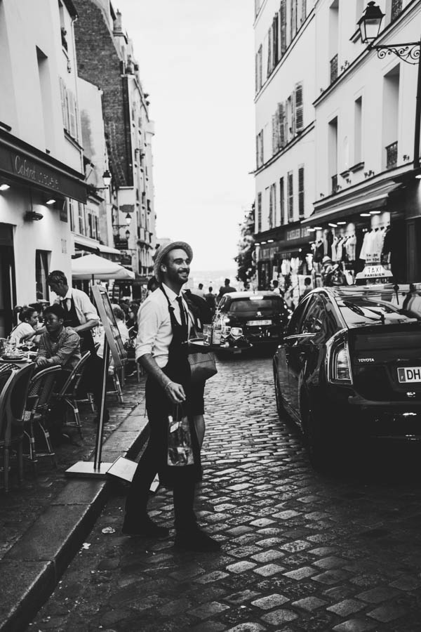 Taip, tai visad šurmuliuojantis Montmartras ir gražuolis garçon! Yes it's always crowded Motmartre and a handsome le garçon!