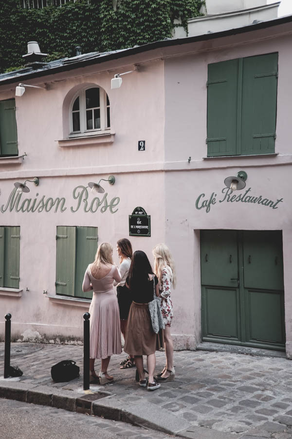 Rožinis namas ir keturios turistės. Montmartras. La Maison Rose and four tourists. Montmartre.