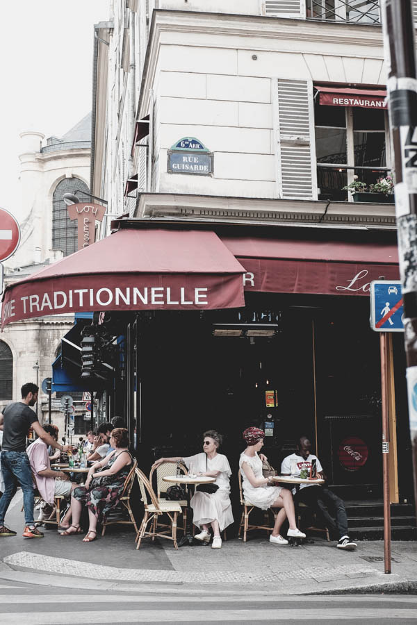 Vienas smagiausių užsiėmimų Paryžiuje - atsisėsti lauko kavinėje, gerti kavą ir stebėti tai, kas vyksta aplink. One of the most exciting things to do in Paris is to drink coffee in a terrace cafe and observe life