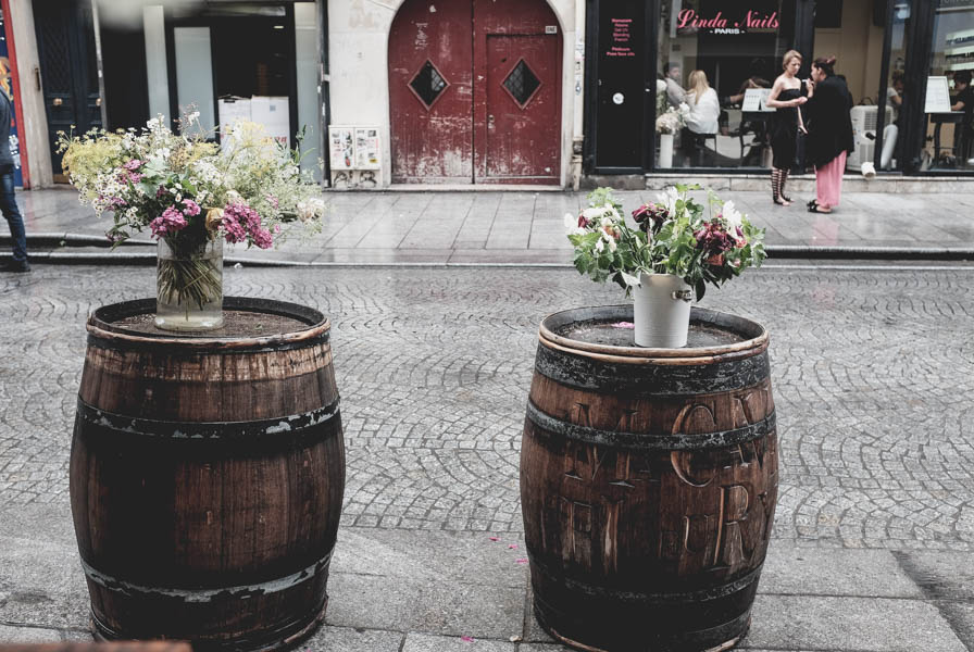 Statinės ir gėlės Paryžiaus gatvėse. Barrels and flowers on the streets of Paris.