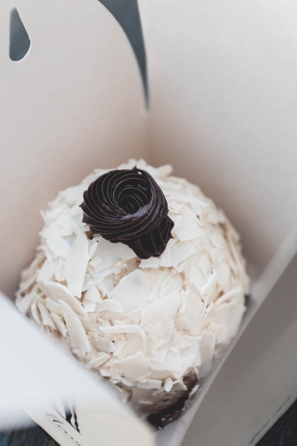 Aux Merveilleux de Fred. L'Incroyable - morengas, plakta grietinėlė su speculoos sausainiais ir baltojo šokolado drožlėmis. Aux Merveilleux de Fred.L'Incroayable - meringue coated with speculoos biscuit whipped cream and white chocolate shavings.