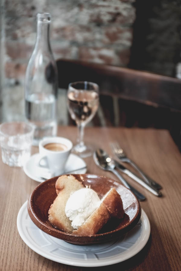 Café Constant. Romo boba. Nuostabiausia ir didžiausia boba, kokią tik esu valgius. Café Constant. Biggest and best ever Baba au Rhum.