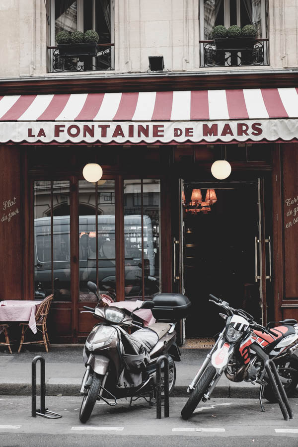 La Fontaine de Mars. Restoranas, kurį man rekomendavo keli mano pažįstami. Tai labai populiari ir labai paryžietiška vieta, mėgstama tiek vietinių, tiek turistų. Tradicinė aplinka ir virtuvė, puikus aptarnavimas. La Fontaine de Mars. Few friends of mine recomended me this restaurant as a perfect parisian style place with a perfect french cuisine.
