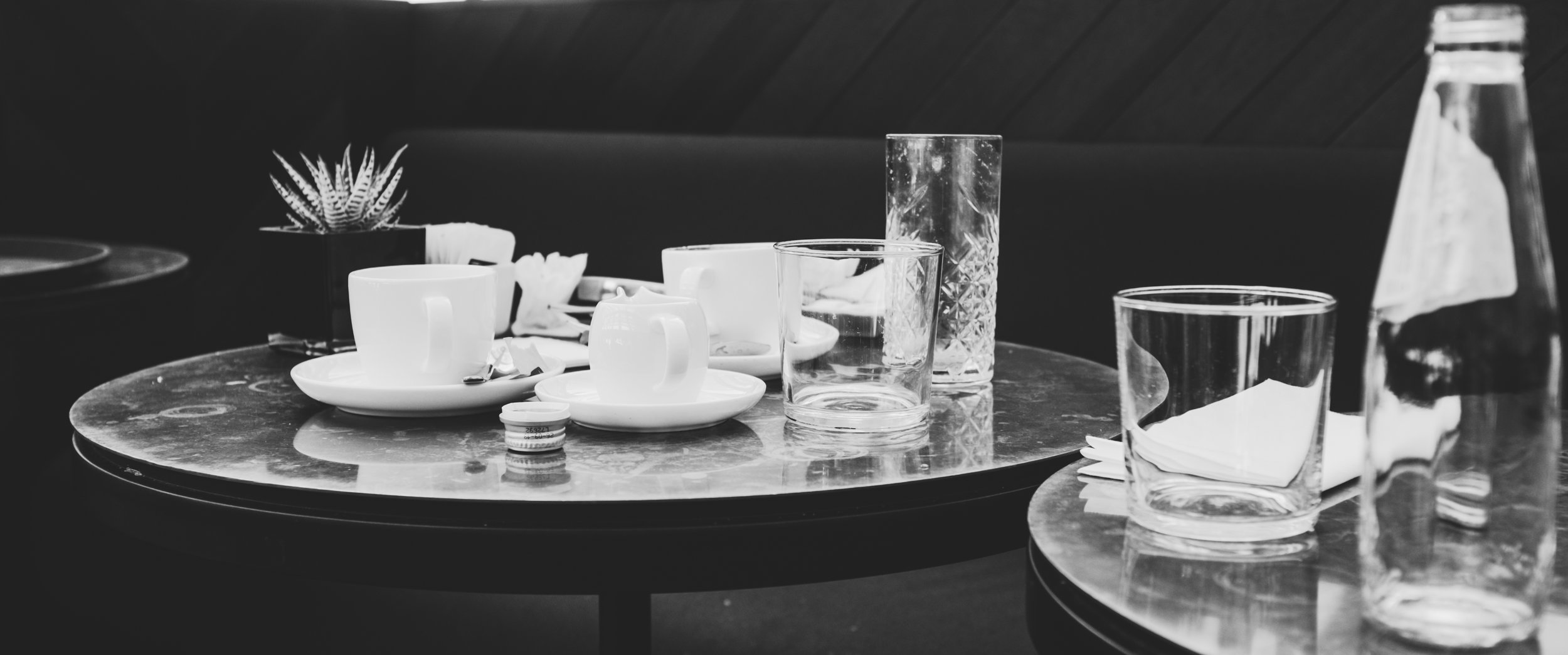 Paveikslas su indais. Scene with dishes.