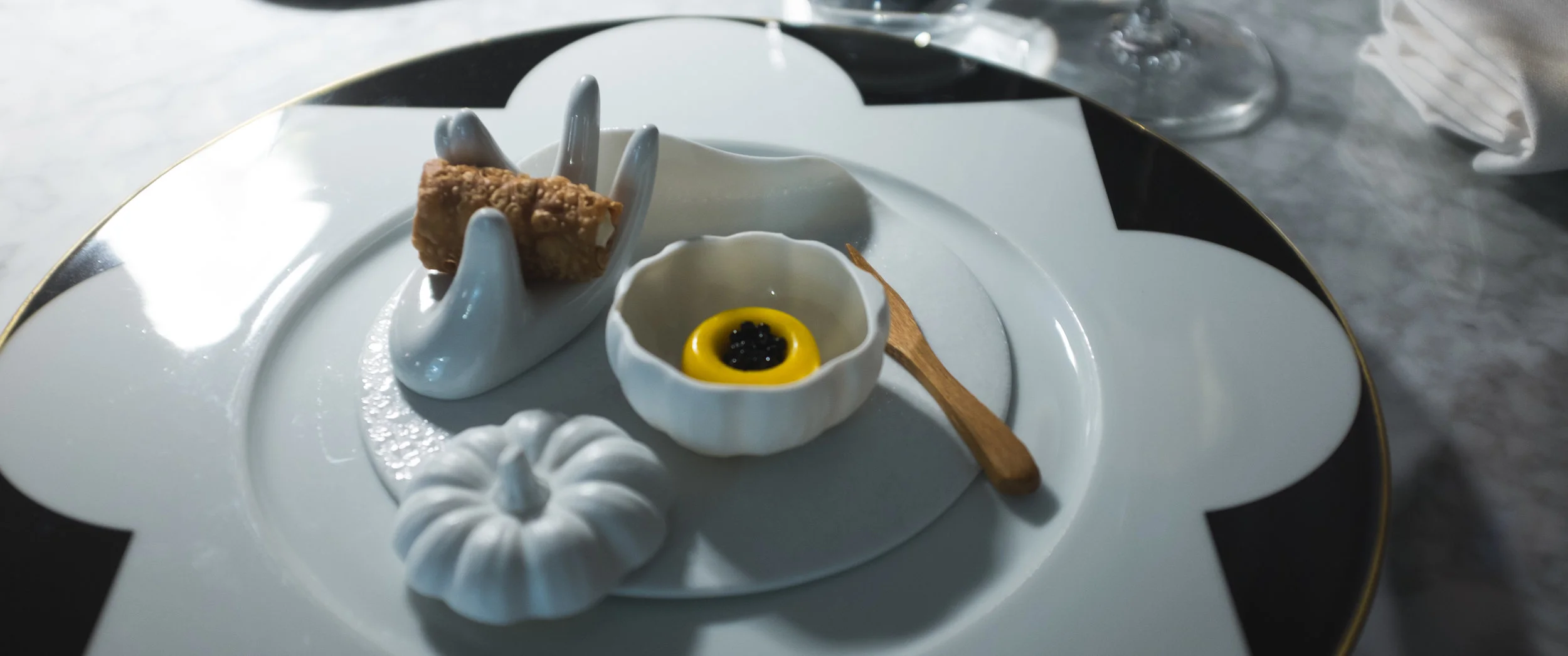 Felix Lo Basso. Užkandžiai. Moliūgų kremas su juodaisiais ikrais. Felix Lo Basso. Welcome starter. Pumpkin cream with black caviar.