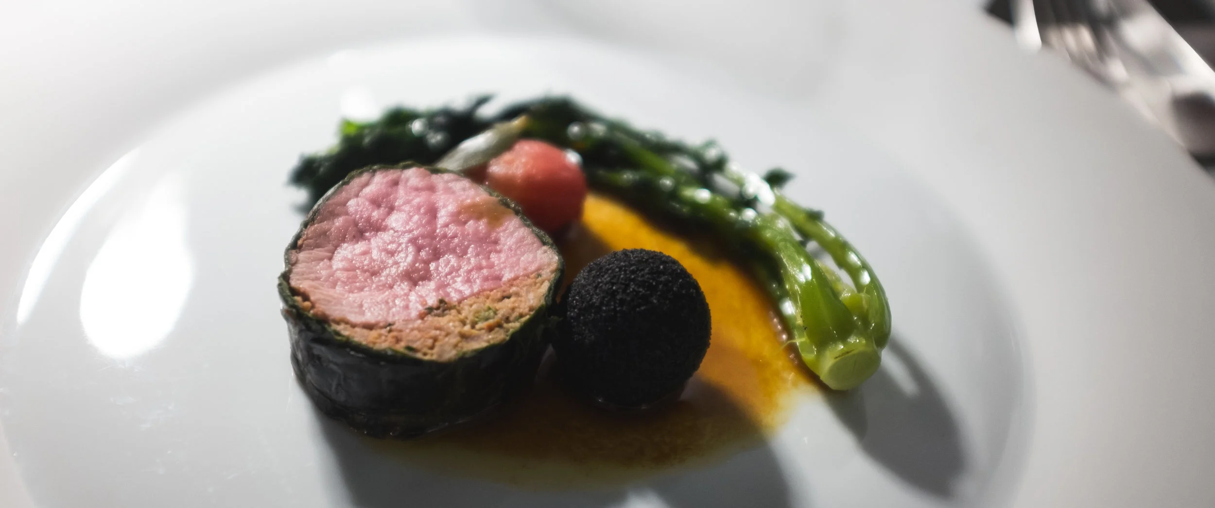 Felix Lo basso. Veršienos kepsnys su ančiuviais, brokoliais, pomidorais ir alyvyogėmis. Felix Lo Basso. Veal steak with anchovies, broccoli, tomato and olives.