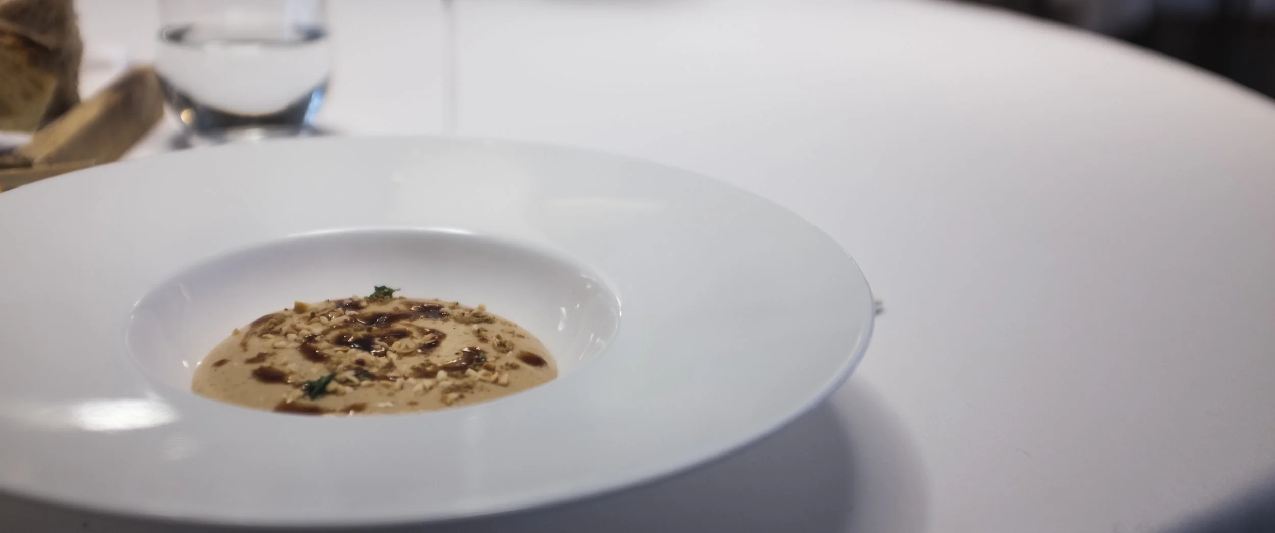Casual. Žiedinių kopūstų putėsiai su lazdyno riešutais. Casual. Cauliflower mousse with hazelnut.