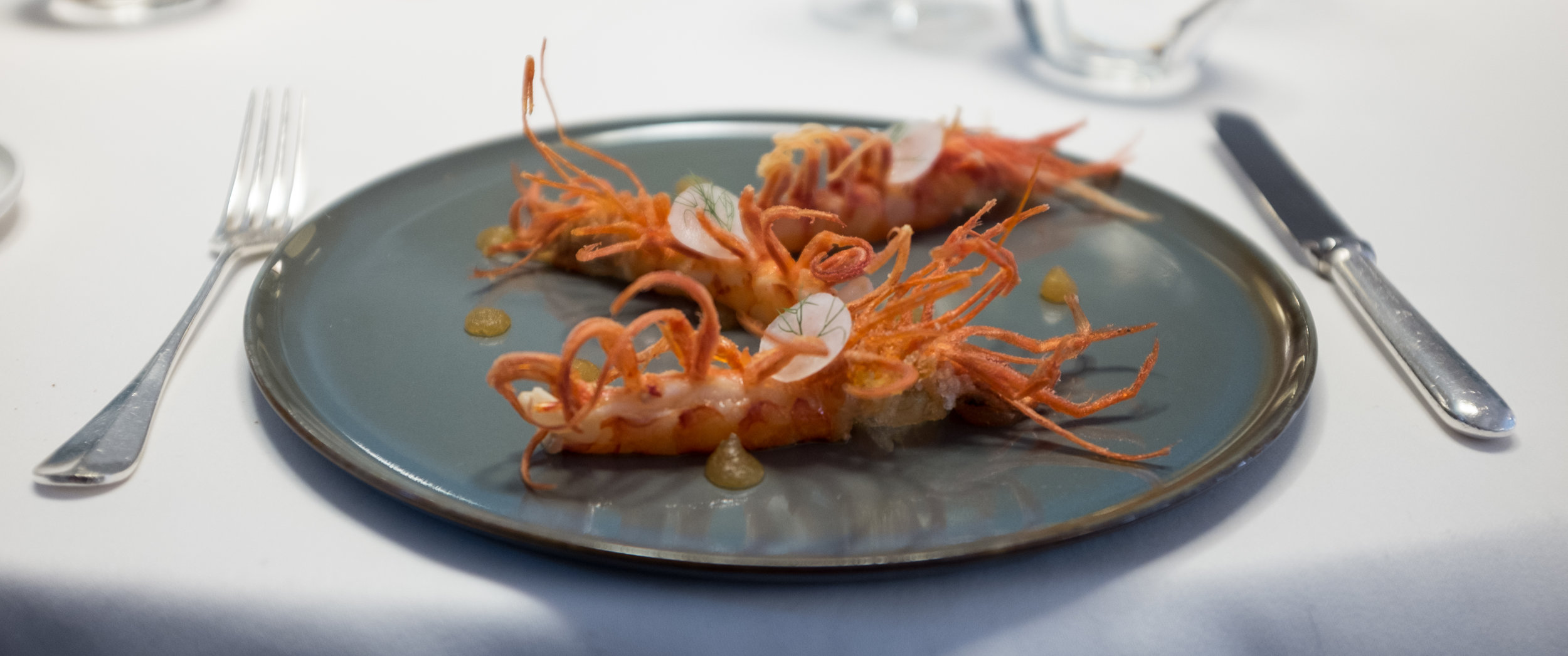 Casual. Žalios krevetės su skrudintomis kojelėmis. Casual. Raw prawns with fried legs.