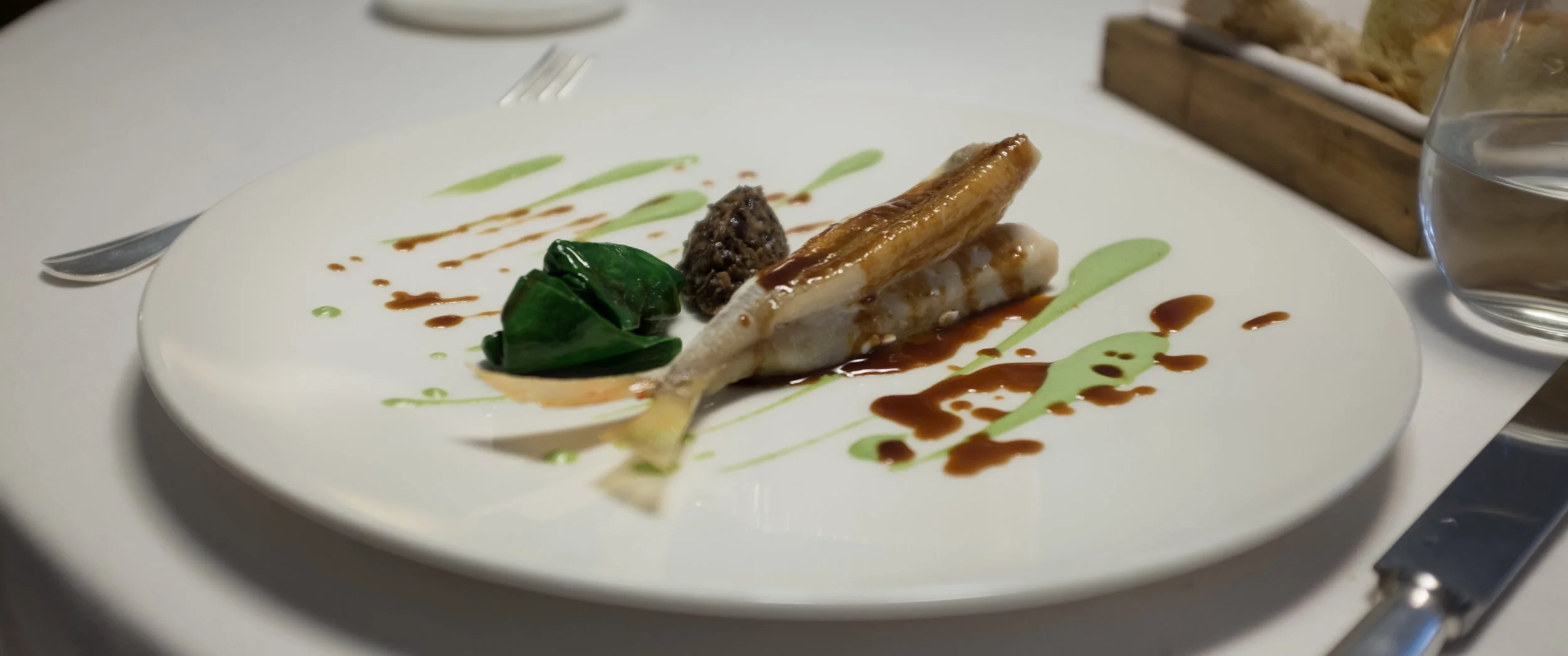 Casual. Kepta žuvis su baravykais. Casual. Fried fish with porcini mushrooms.
