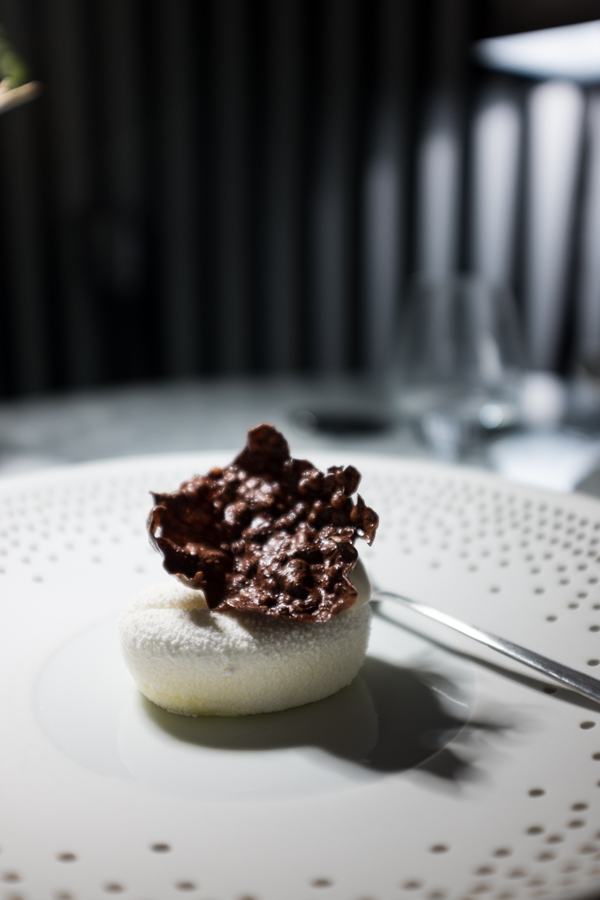Felix Lo Basso. Chicco cremosso putėsiai su mascarpone, kavos skonio ledais ir kakavine tapijoka. Felix Lo Basso. Chicco cremosso with mascarpone, coffee ice-cream and cocoa tapioca.