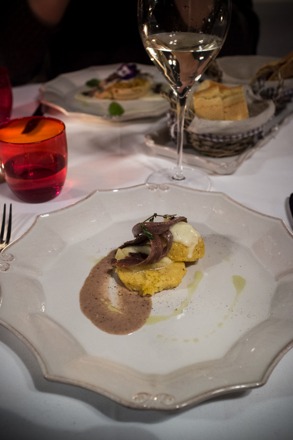 Baretto di San Vigilio. Bergamietiška polenta su ančiuviais. Baretto di San Vigilio. Polenta Bergamasca with anchovies.