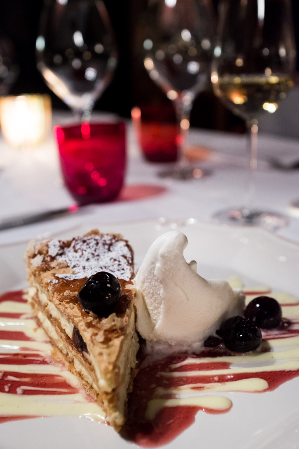 Baretto di San Vigilio. Sluoksniuotos tešlos tortas su vaniliniu kremu ir vyšniomis. Baretto di San Vigilio. Mille-feuille with vanilla cream and cherries.