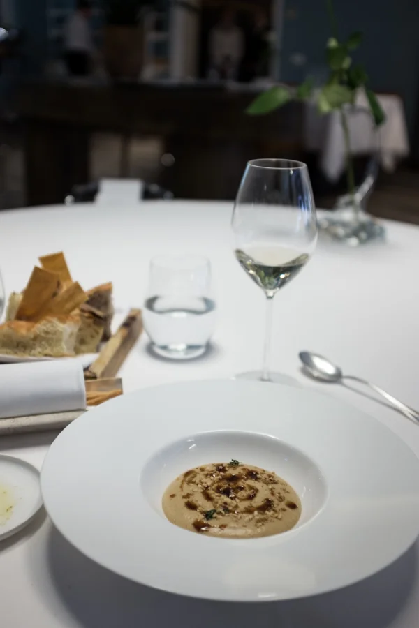 Casual. Žiedinių kopūstų putėsiai su lazdyno riešutais. Casual. Cauliflower mousse with hazelnut.