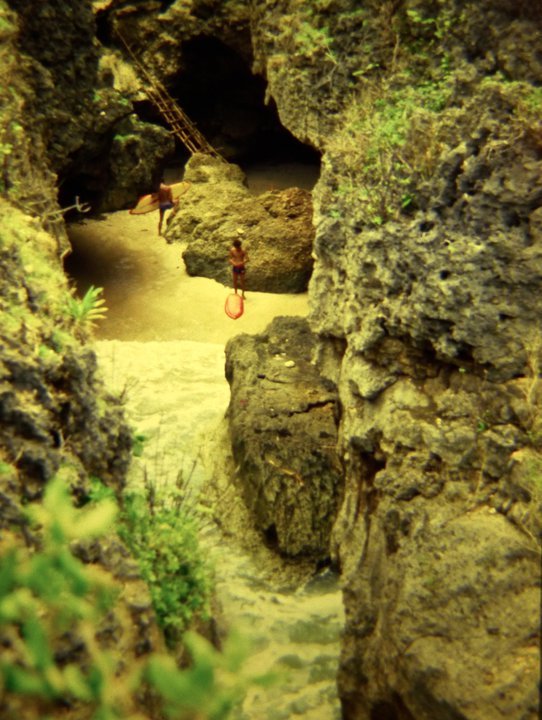 Albertinho e um Australiano na caverna de Uluwatu 1979. Foto Bruno Alves.jpg