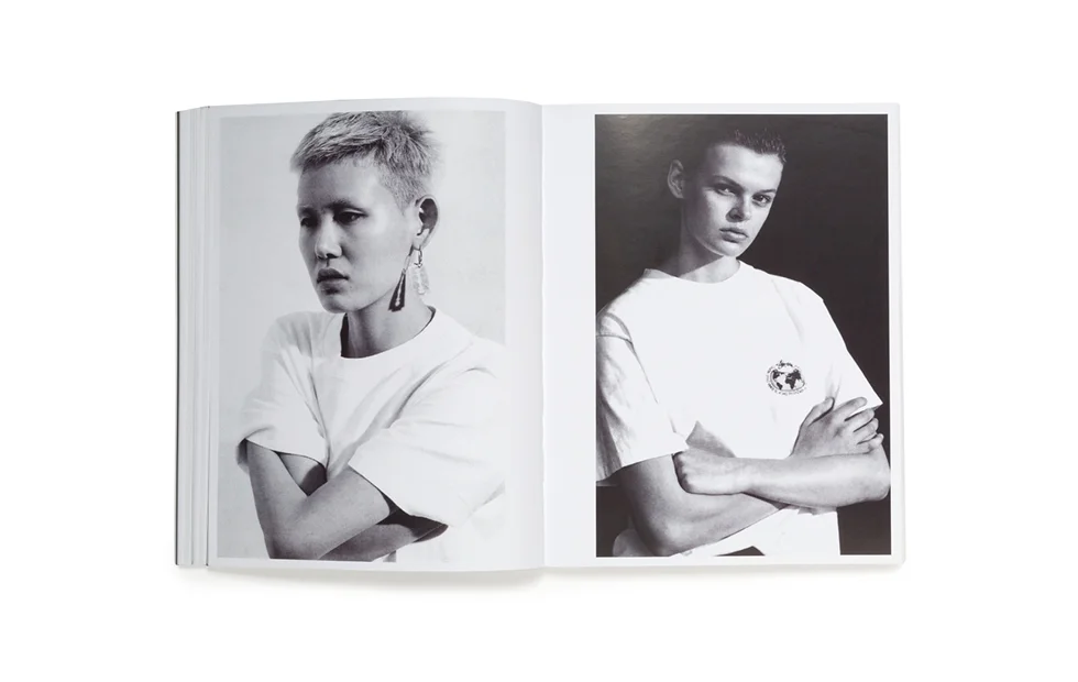 新品AN IDEA BOOK ABOUT T-SHIRTS BY STUSSY - アート・デザイン・音楽