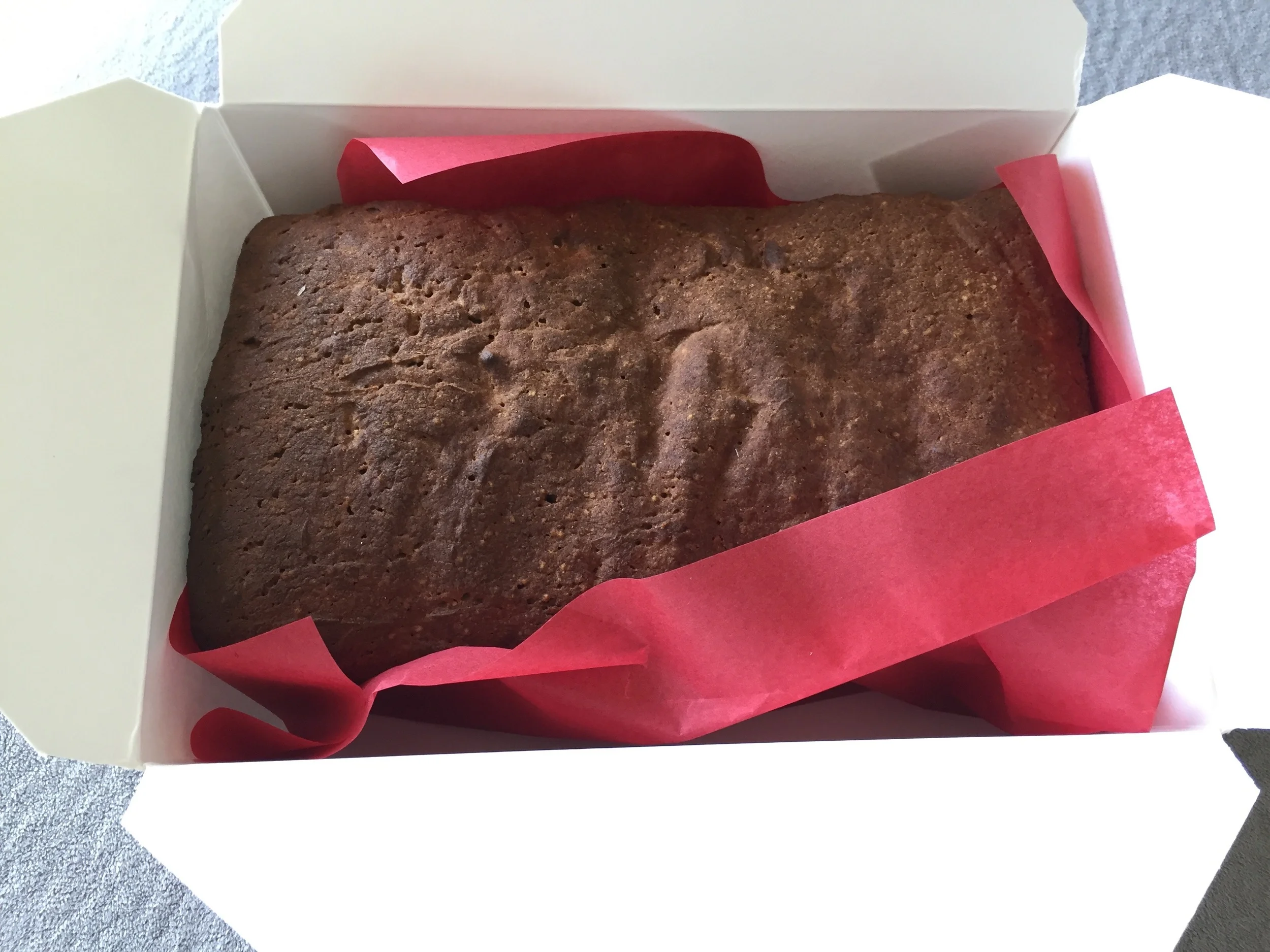 Duona be gliuteno supakuojama kaip dovanėlė :) Iš kepyklėlės įsikūrusios L.A. "Sinners and Saints Desserts". Kaina 10 dolerių.