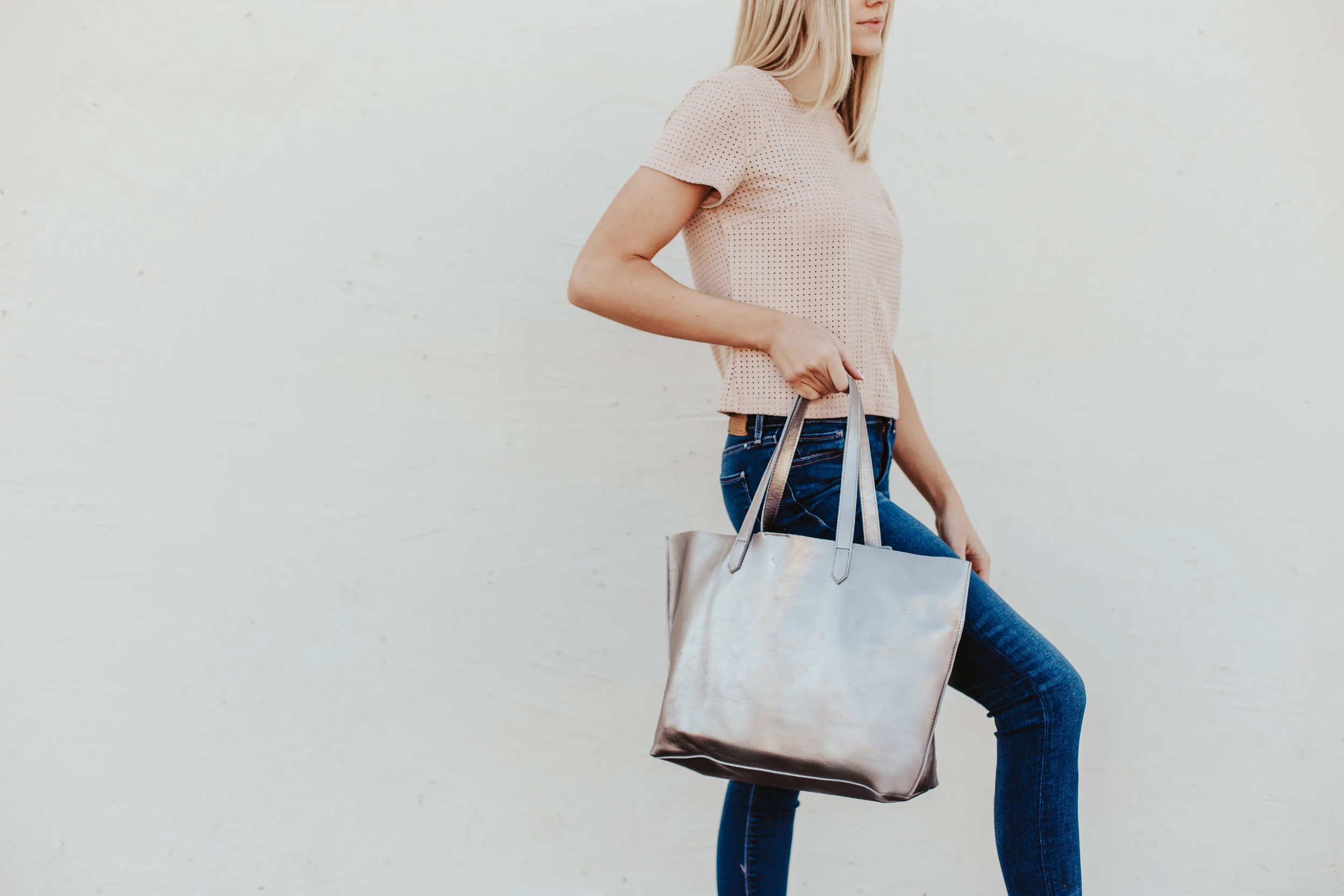 EDGE TOTE IN METALLIC PEWTER