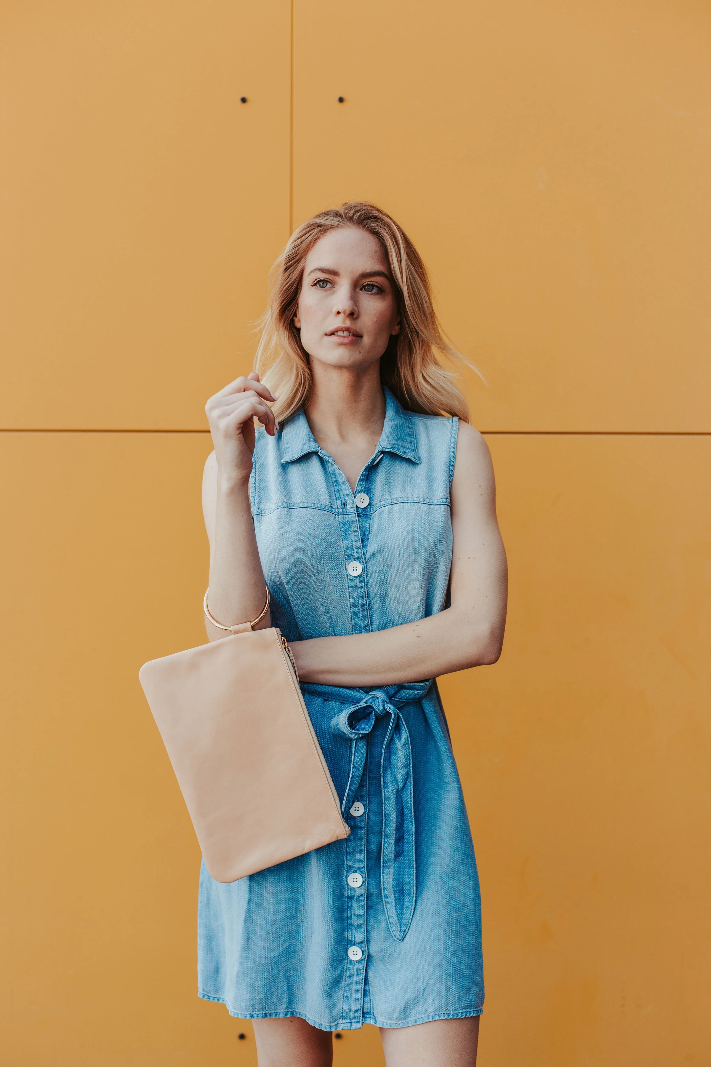 GAVI CLUTCH IN SOFT TAN