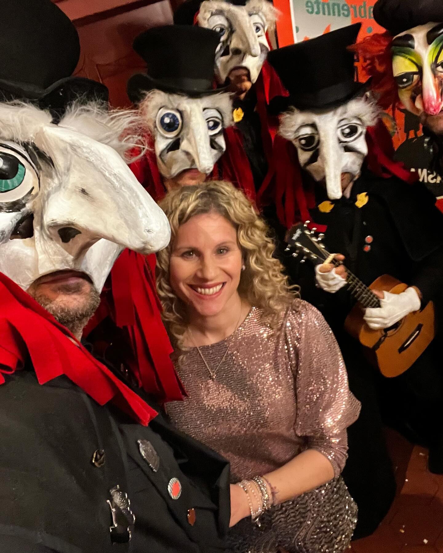 E scheenen Ufftritt in dr @safranzunft.basel mit de @macvaarss und nat&uuml;rlig obligat mit dr Huebere aka @susannehueber. Scheeni Fasnacht ya&lsquo;all!
#fasnacht #aabrennte #schnitzelbangg