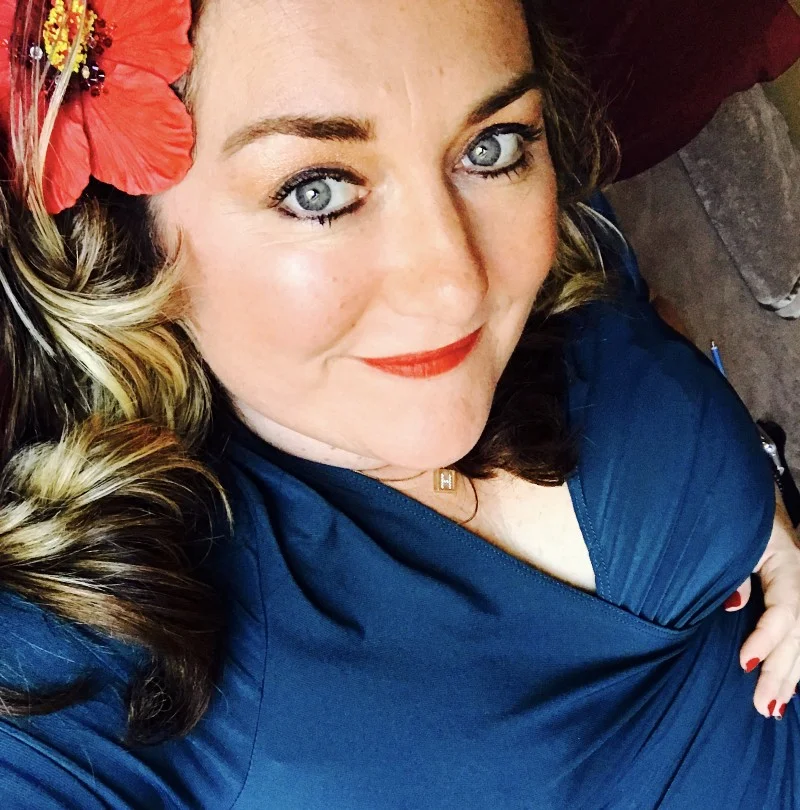 Red Lips, Curvy Hips — Tis me heddanewman
