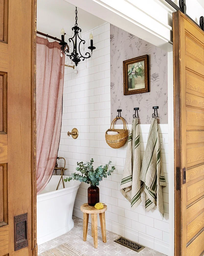 Last one from the @ispydiy Barnhouse en suite - featuring their very own @chasingpaper wallpaper design: 
Gather in Taupe 💯 check out chasingpaper.com for more info! 

#cpXispydiy #bayviewbarnhouse #wallpaper #milwaukeeinteriorphotographer