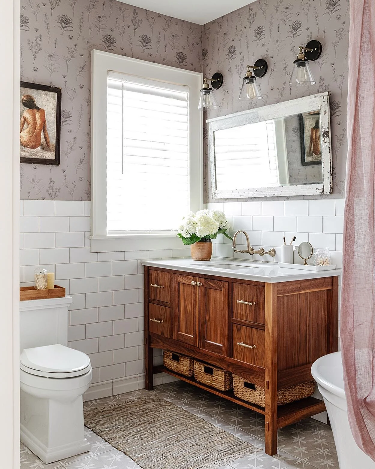 Another view of the @ispydiy Barnhouse en suite - featuring their very own @chasingpaper wallpaper design 🤩 Be sure to check out the sample pack now and watch for the entire collection at chasingpaper.com at the end of April!

#cpXispydiy #bayviewba