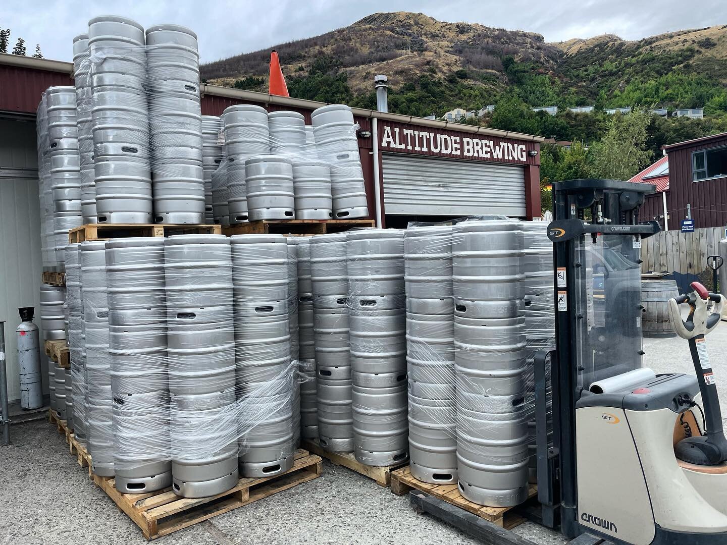 You&rsquo;re a thirsty lot so we had to buy some more kegs! Coming to a bar near you soon. 
.
.
.
#altitudebrewing #queenstownbrewers #kegs #reusablecontainers #draftbeer