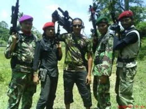 Production crew of Angen Badee Ba (Courtesy Teuku Emi)