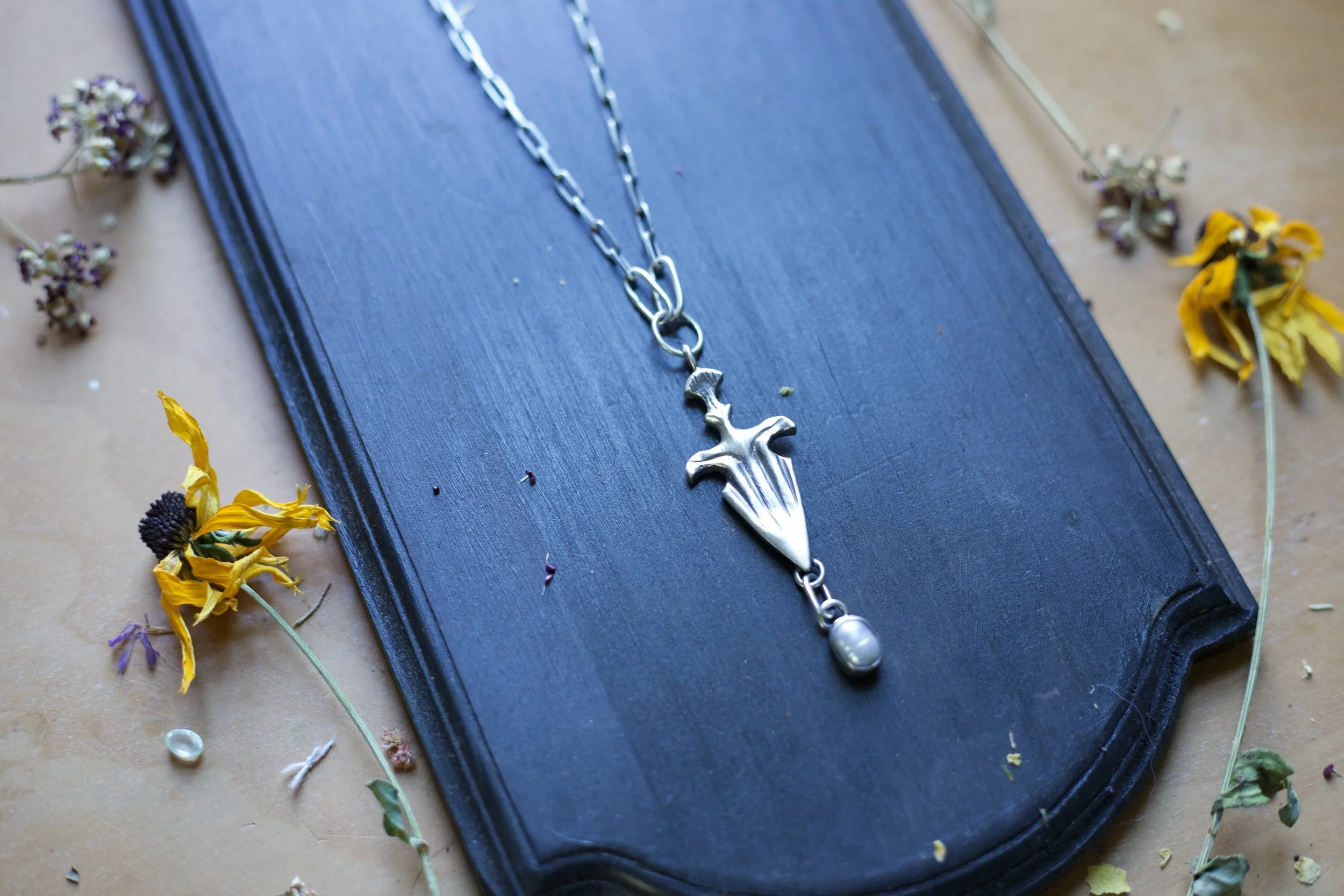 Pearly Ides Dagger || Pendant