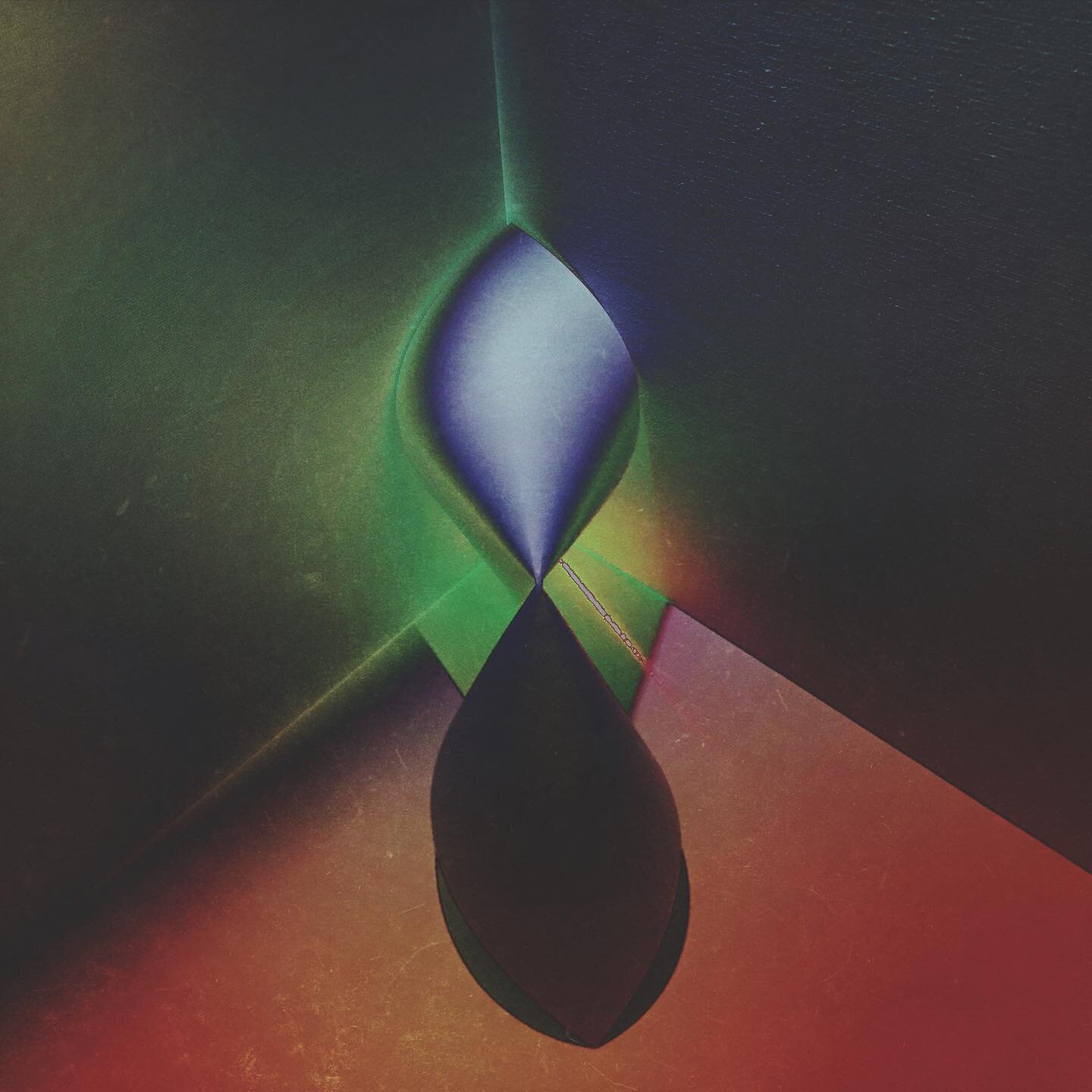 untitled

#lightandshadow #lightart #lightartist #lightpainting #lightsculpture #opticalart #newaesthetic #vaporwave #vaporwaveaesthetic #neon 
#abstract #abstractart #abstractphotography #abstractartist #electronicsocialart #the_abstract_collective 
