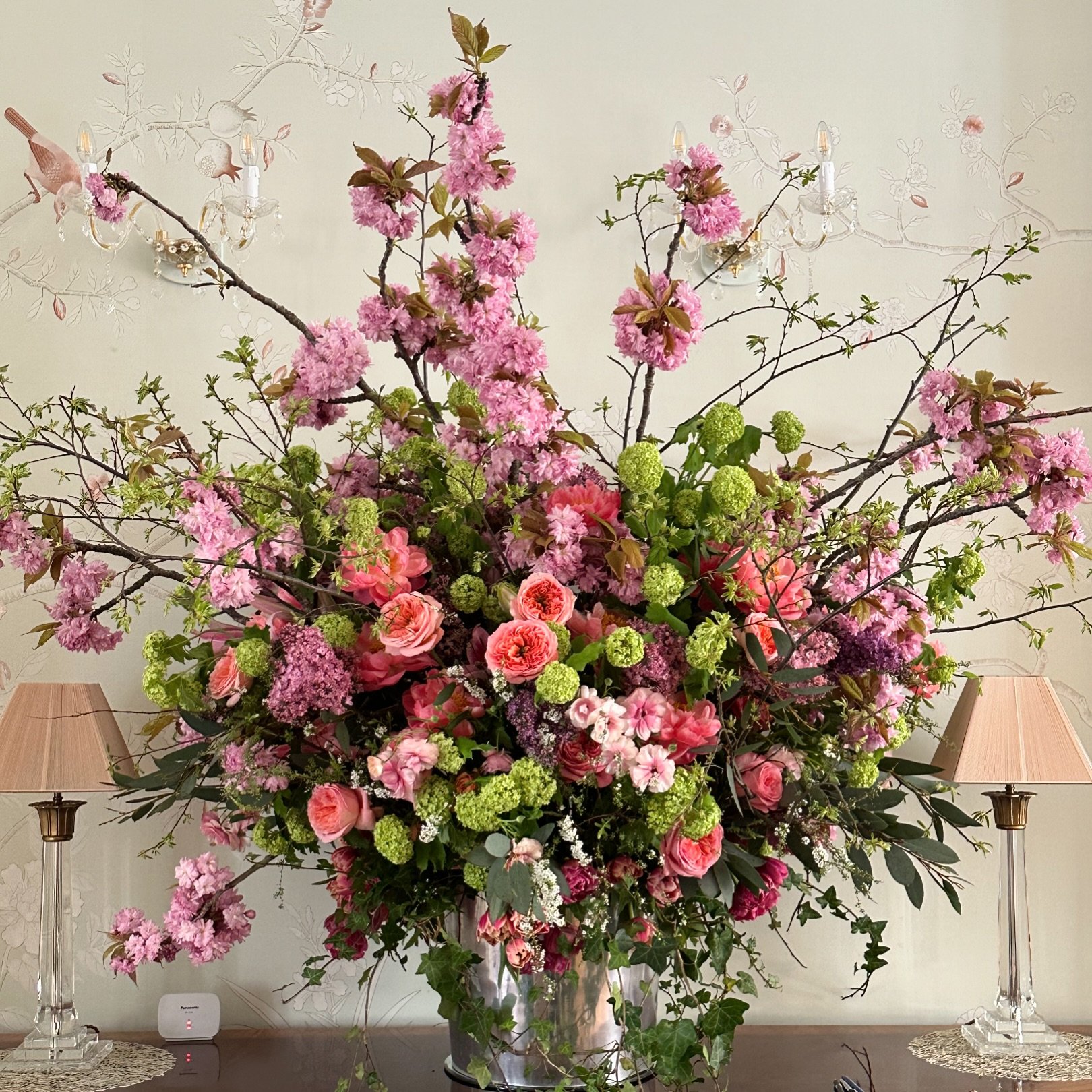 Very happy the blossom held up for this arrangement on Saturday night 🌸🙏

#cherryblossom #springflowers #eventflowers #luxuryflowers #londonflorist #springvibes