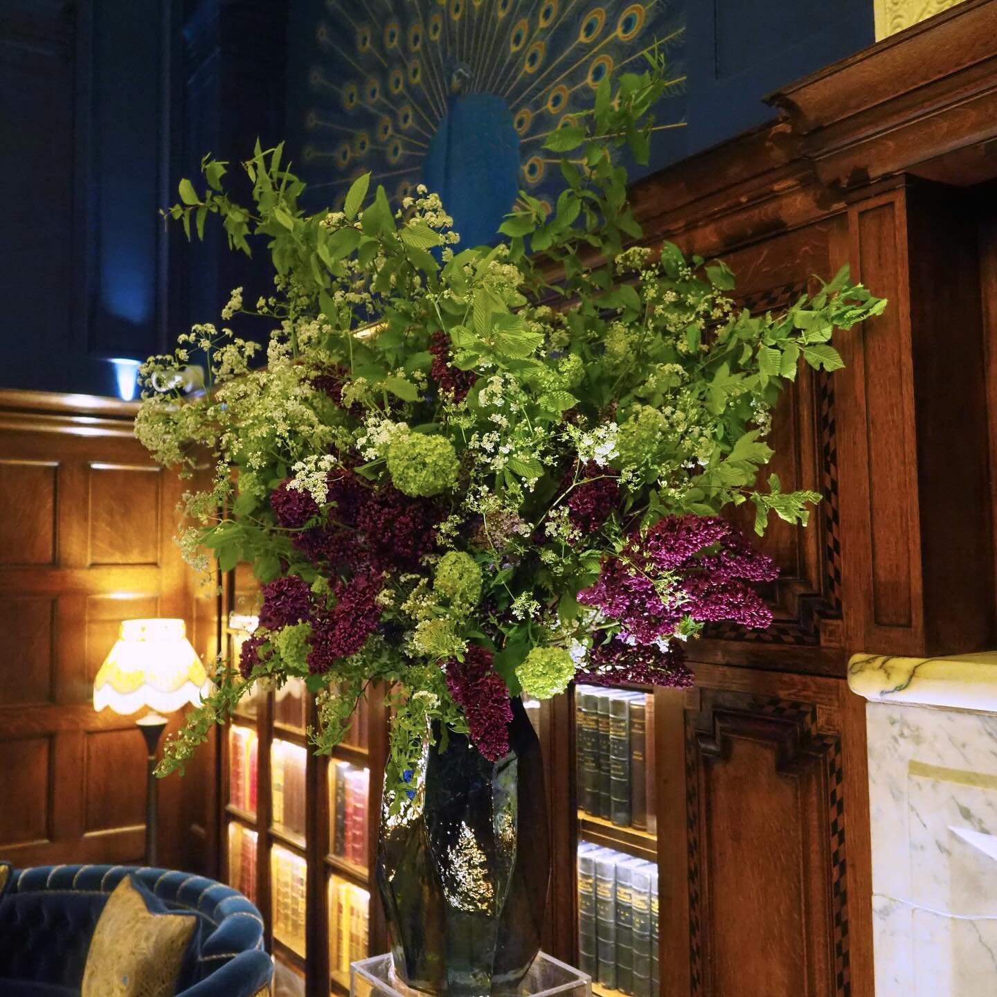 Loving these big, fluffy displays of English grown flowers: Featuring cow parsley, lilac , hornbeam and guelder rose. Available for a short period only. 

#londonflorist #englishflowers #lilac #cowparsley #guelderrose #hornbeam #luxuryflowerslondon #