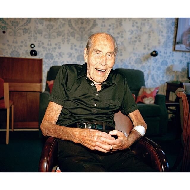 Protect the vulnerable, stay at home, keep your distance, save lives. From Stephen Burridge&rsquo;s Homegrown series 📸 @stephenburridgestudio support @age_uk #stephenburridge #homegrown #streetphotography #portraitphotography #respectyourelders #hel