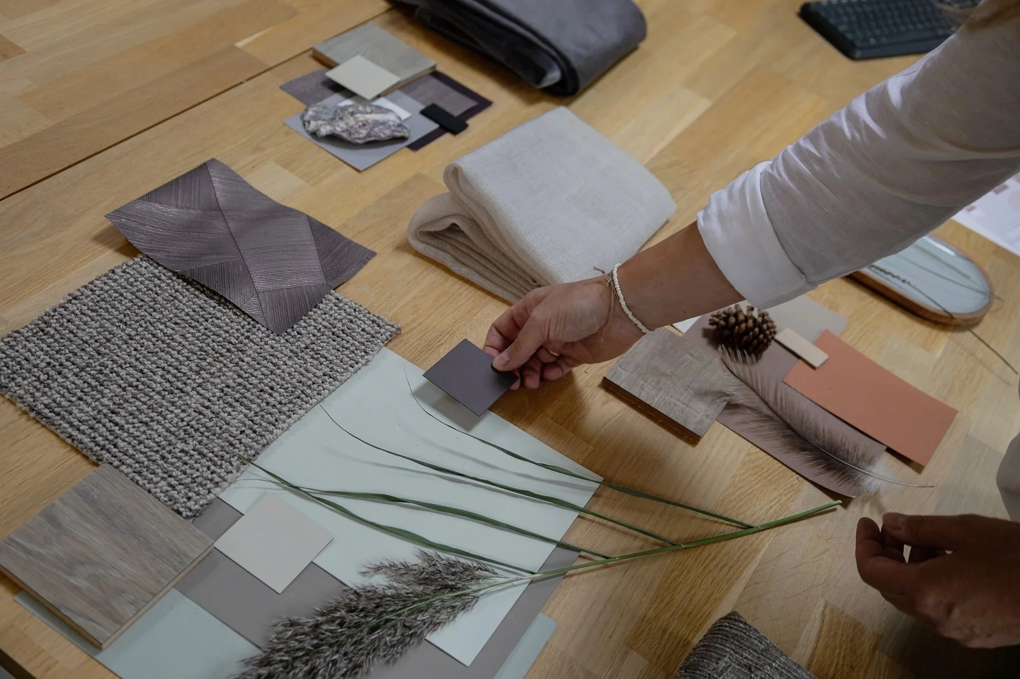  Mijn interieuradvies is vooral gericht op het creëren van een persoonlijk thuis. Ik kijk dan ook naar wie jij bent, wat er al is en wat jouw specifieke wensen zijn. We beginnen altijd met een persoonlijk gesprek, zodat ik je beter leer kennen.   Keu